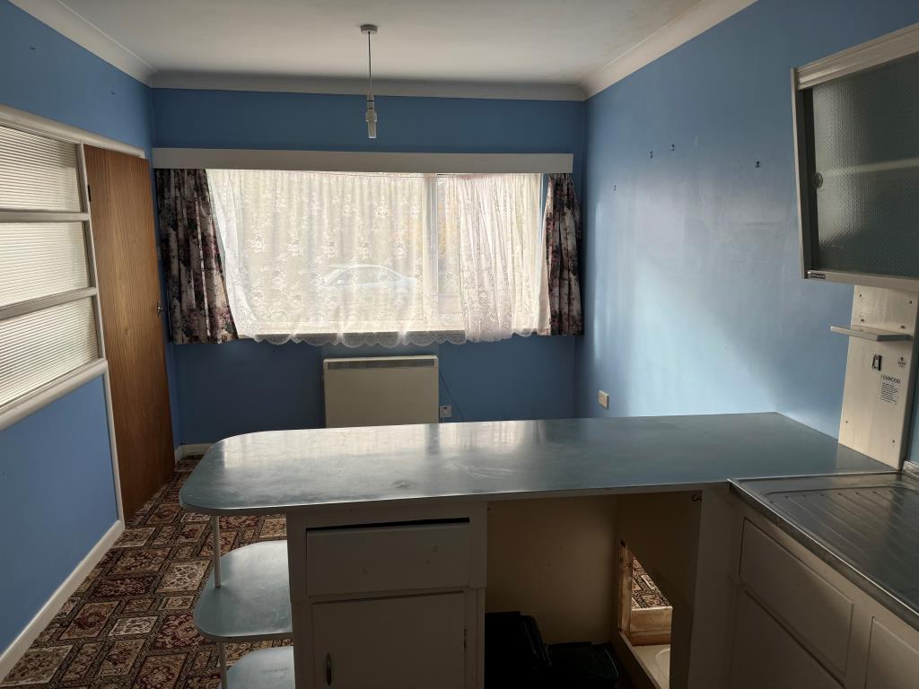 Lot: 62 - GROUND FLOOR FLAT WITH GARAGE FOR INVESTMENT OR OCCUPATION - Alternative view of kitchen